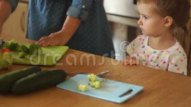 妈妈给她女儿一个西红柿，柠檬。 女孩把蔬菜推开。 婴儿食品。 健康的生活方式。 儿童教